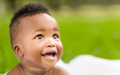微笑的非洲裔美国小婴儿
