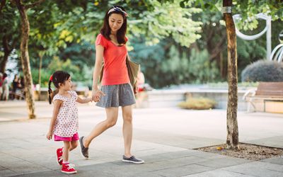 妈妈和孩子在公园里愉快地散步