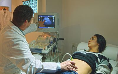 医生用超声波检查孕妇