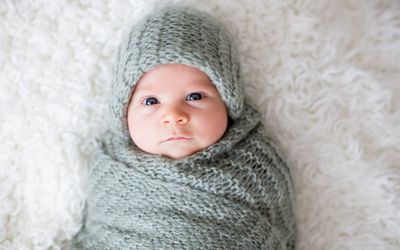一个婴儿婴儿的婴儿，在小毯子上