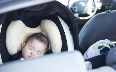 婴儿睡在儿童汽车安全座椅