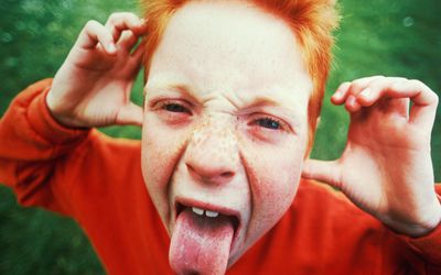 红发男孩伸出舌头