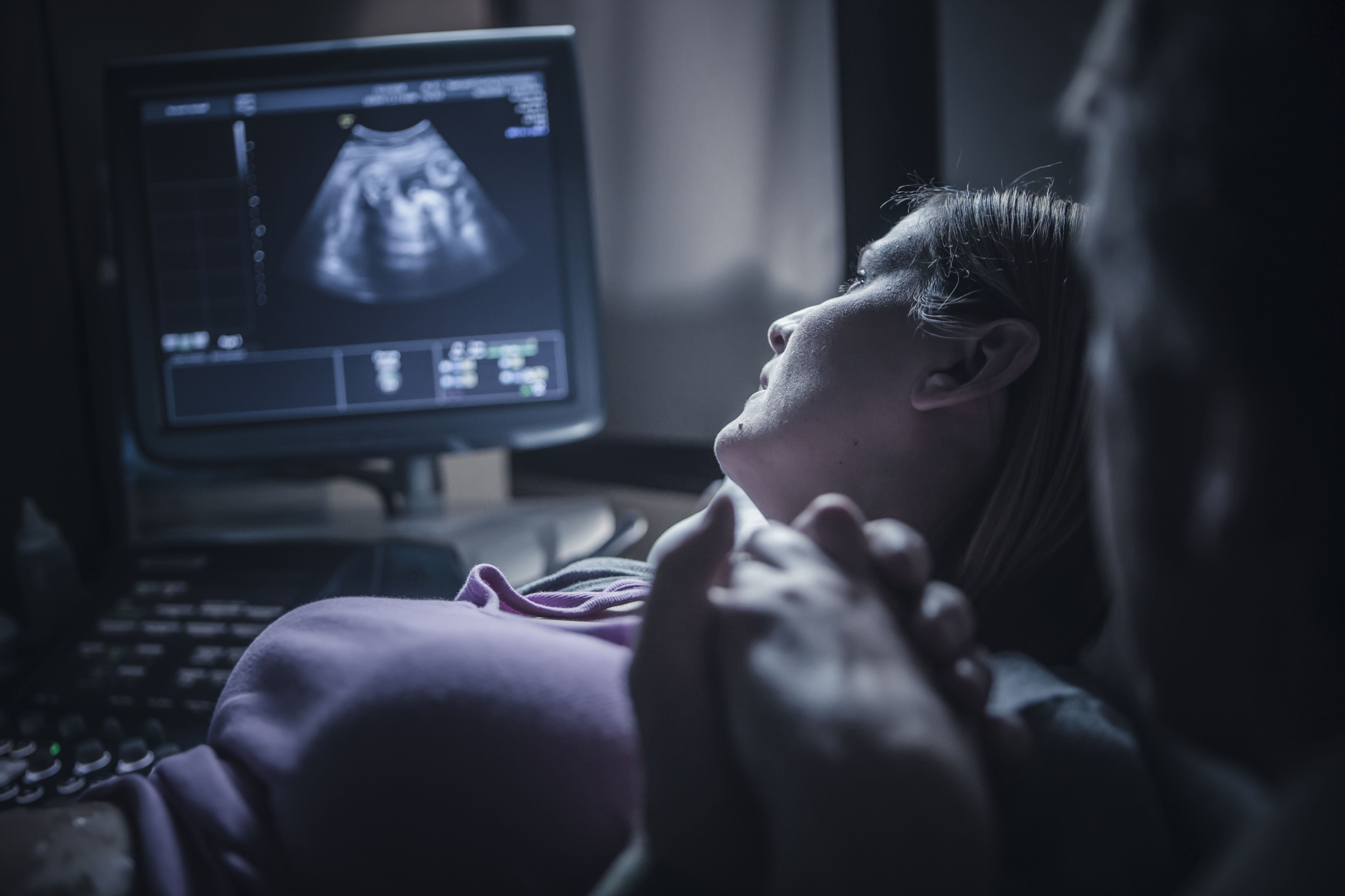 怀孕夫妇做超声波检查