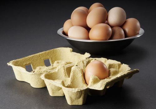 碗里有鸡蛋，纸箱里只剩下一个，这是卵巢储备的比喻