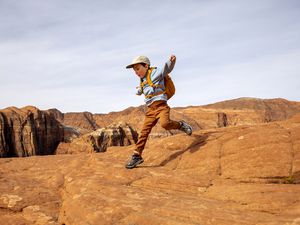 穿登山鞋的孩子