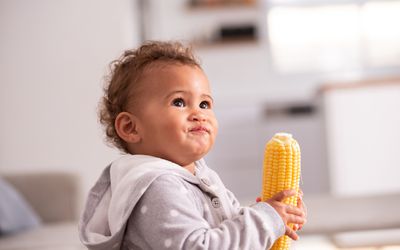 婴儿与玉米