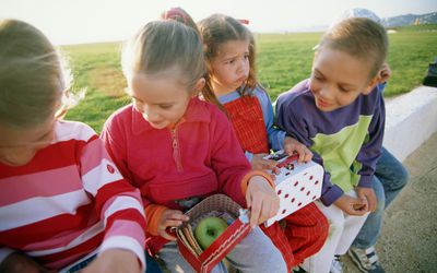 Kids eating lunch