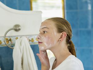 女孩用肥皂洗脸