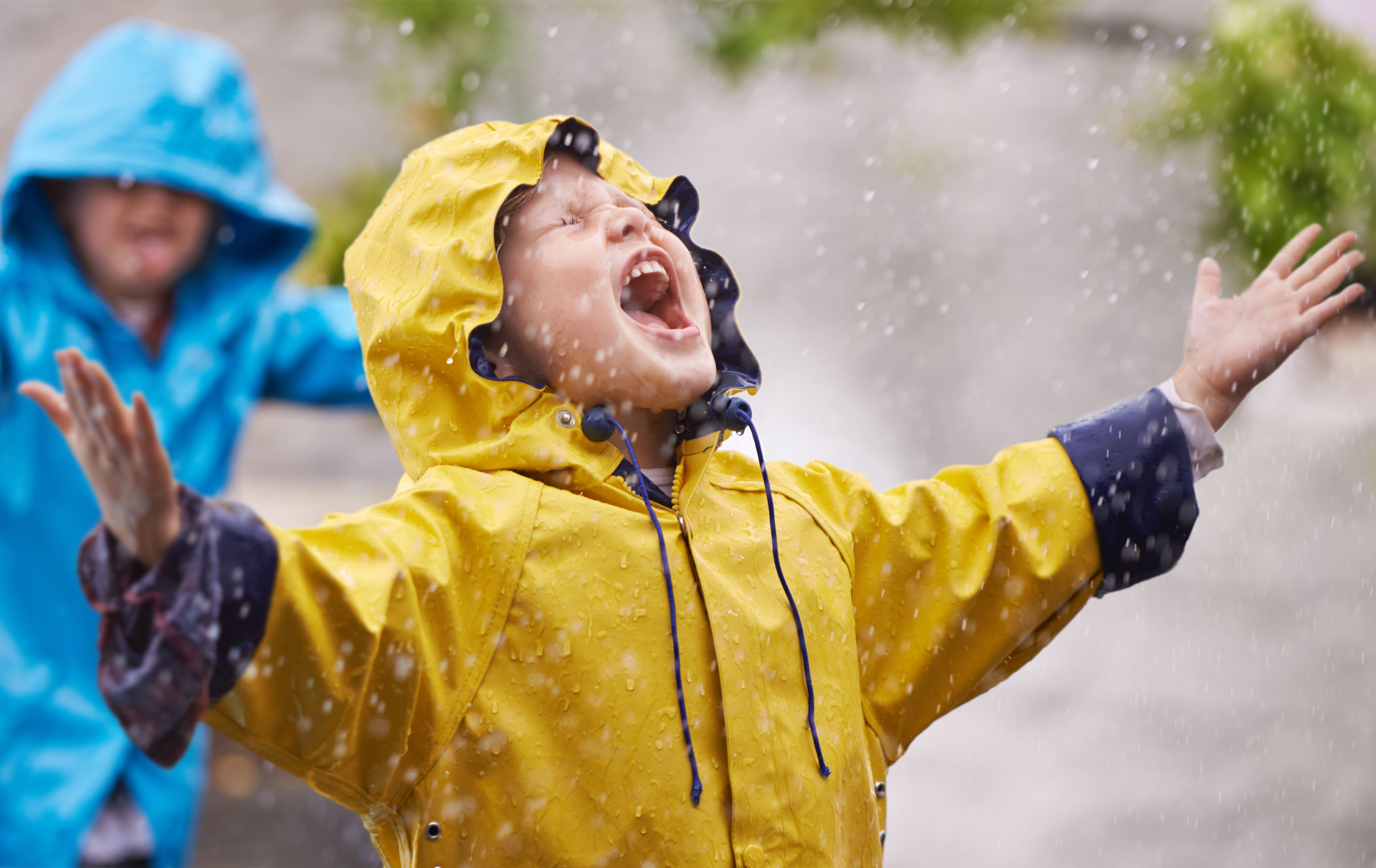 雨天户外活动——孩子们穿着雨衣