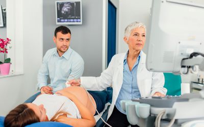 一个孕妇正在接受超声波检查