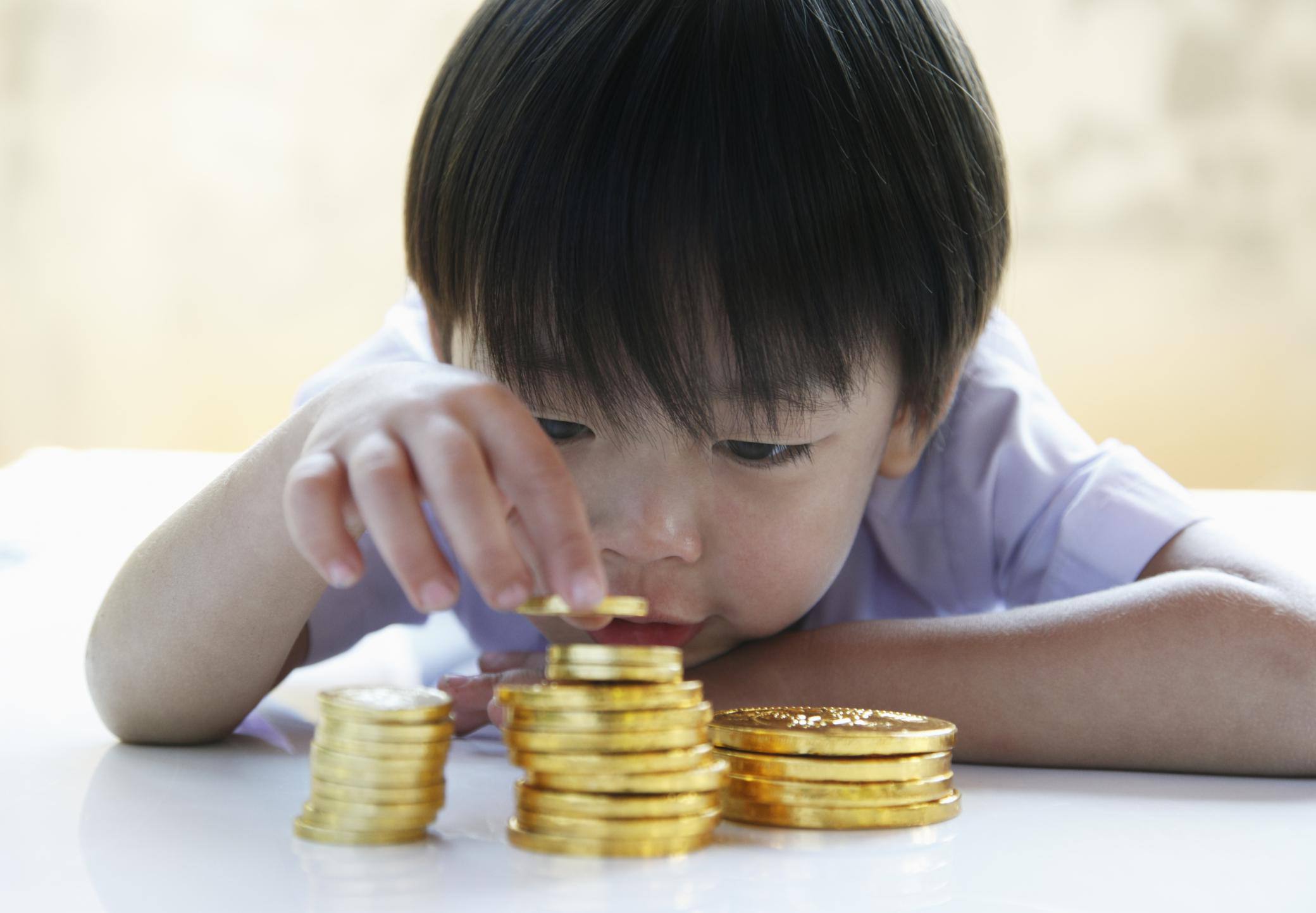 用代币奖励孩子的良好行为。