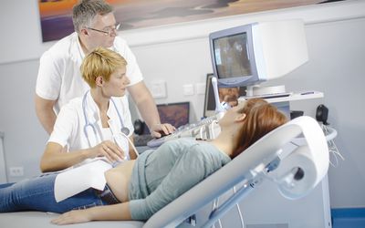 超声波技术人员检查孕妇