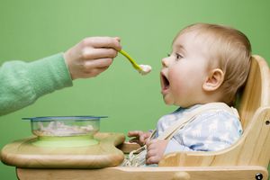 婴儿用勺子吃婴儿食物