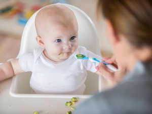 面目全非的妈妈用勺子喂宝宝