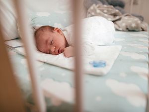一个婴儿在婴儿床上的婴儿睡在婴儿床上