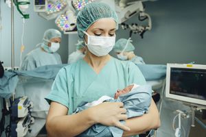 护士在急诊室的房间里安装婴儿手术
