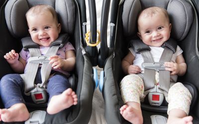汽车座椅上的双胞胎婴儿