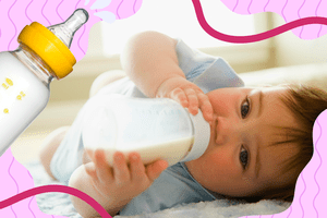 宝宝用奶瓶喝水＂width=
