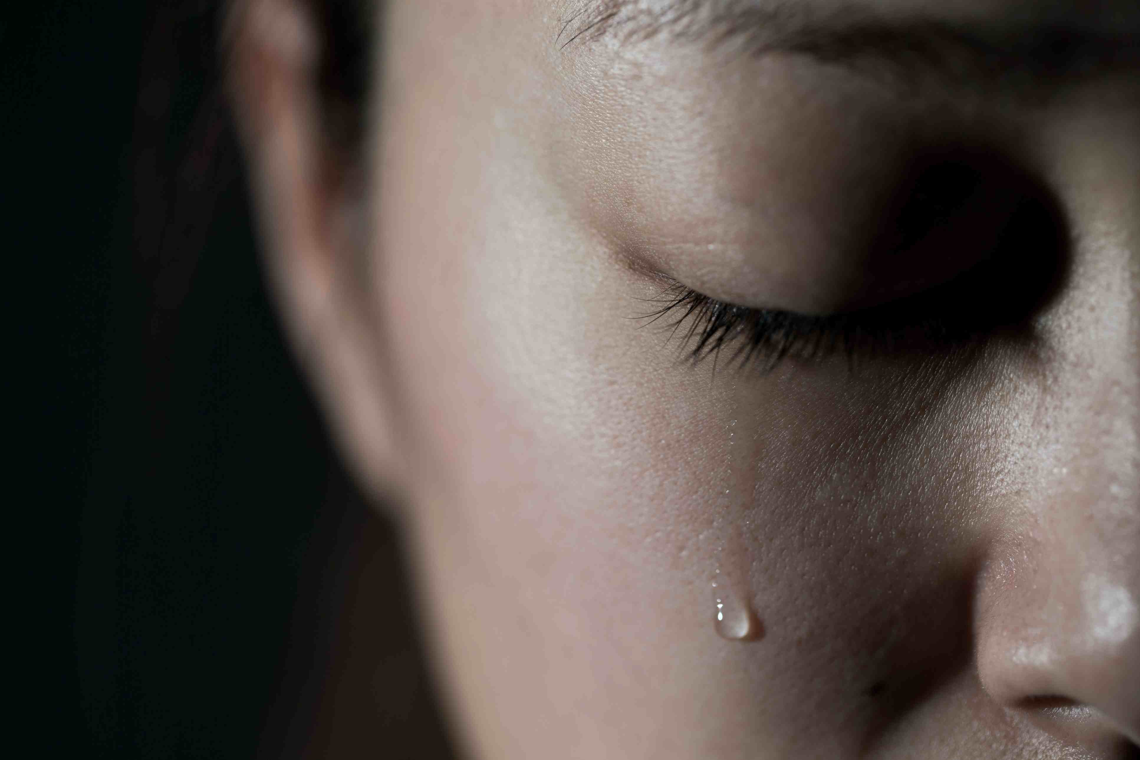 一滴眼泪从一个女人的脸上滑落的特写镜头