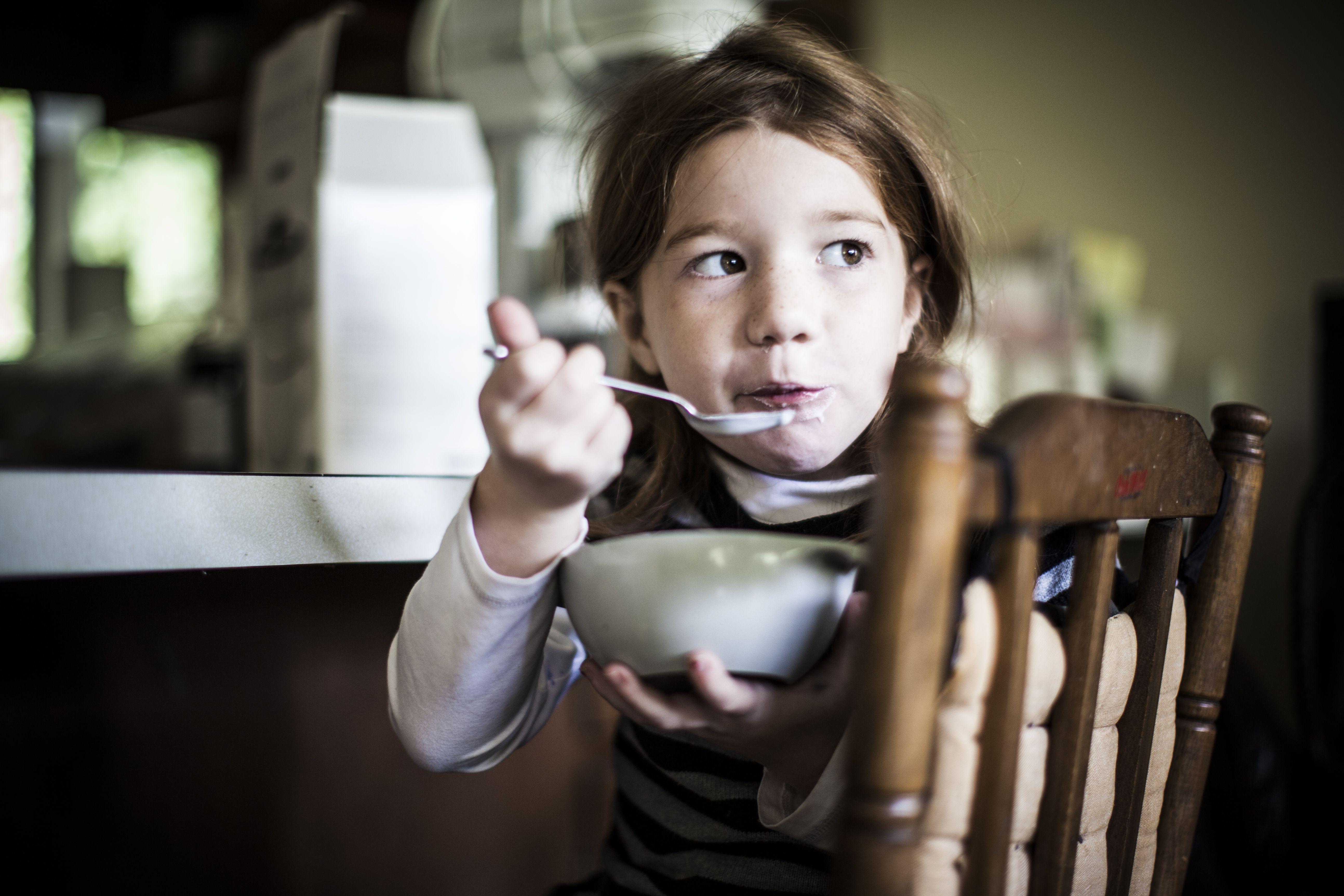 小女孩用碗喝酸奶