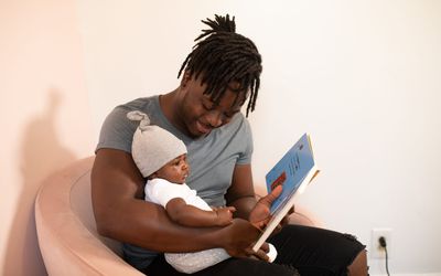 父亲给孩子读书
