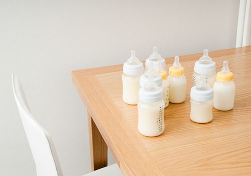 桌上放着几瓶母乳
