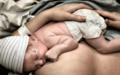 新生儿母乳喂养在宽松的护理位置