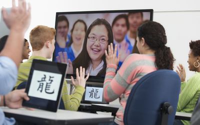 教室里的学生通过skype在全球各地。