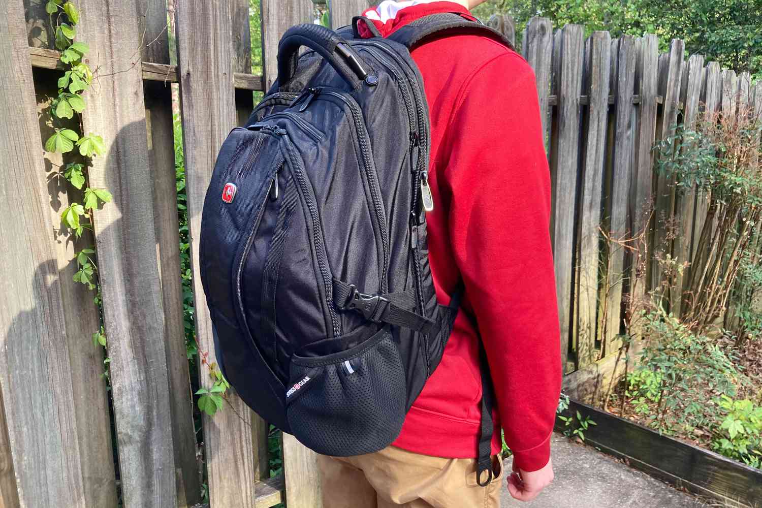 A student wearing the Swissgear 3760 ScanSmart Laptop Backpack