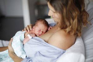 一个新生儿和他的母亲在产科病房
