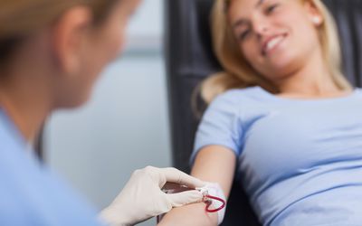 一位妇女在献血