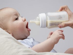 用奶瓶喂婴儿